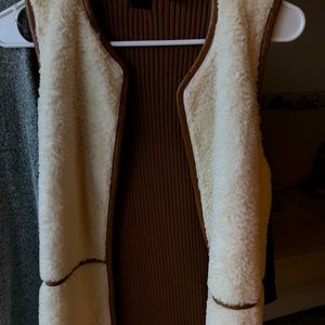 Stylish sleeveless top coat